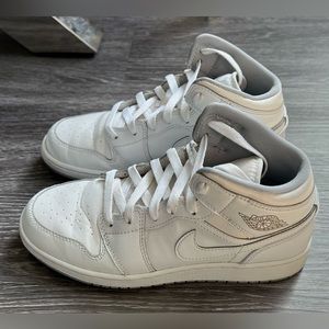 Youth Air Jordan 1 Mid GS White Wolf Grey Size 5Y White/Wolf Grey 554725-112